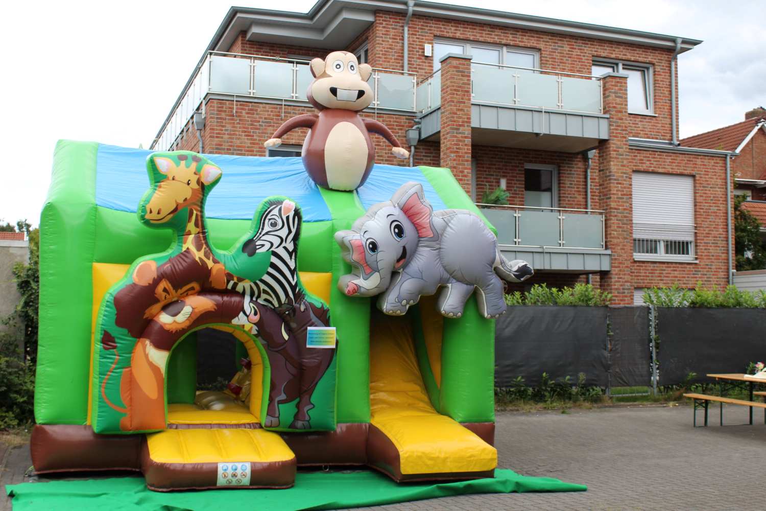 Huepfburg Das Foto zeigt die Hüpfburg für Kinder