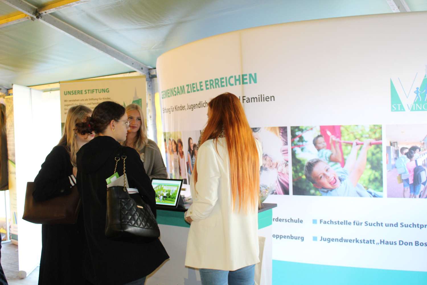 Praxismarkt Emden Leer 2 Unsere Kolleginnen Anne Brinkmann (Bereichsleitung Wohnen) und Natalie Thienel (duale Studentin der Stiftung St. Vincenzhaus) betreuten den Messestand und standen den Studierenden für Fragen rund um die Arbeit in der Stiftung St. Vincenzhaus zur Verfügung.