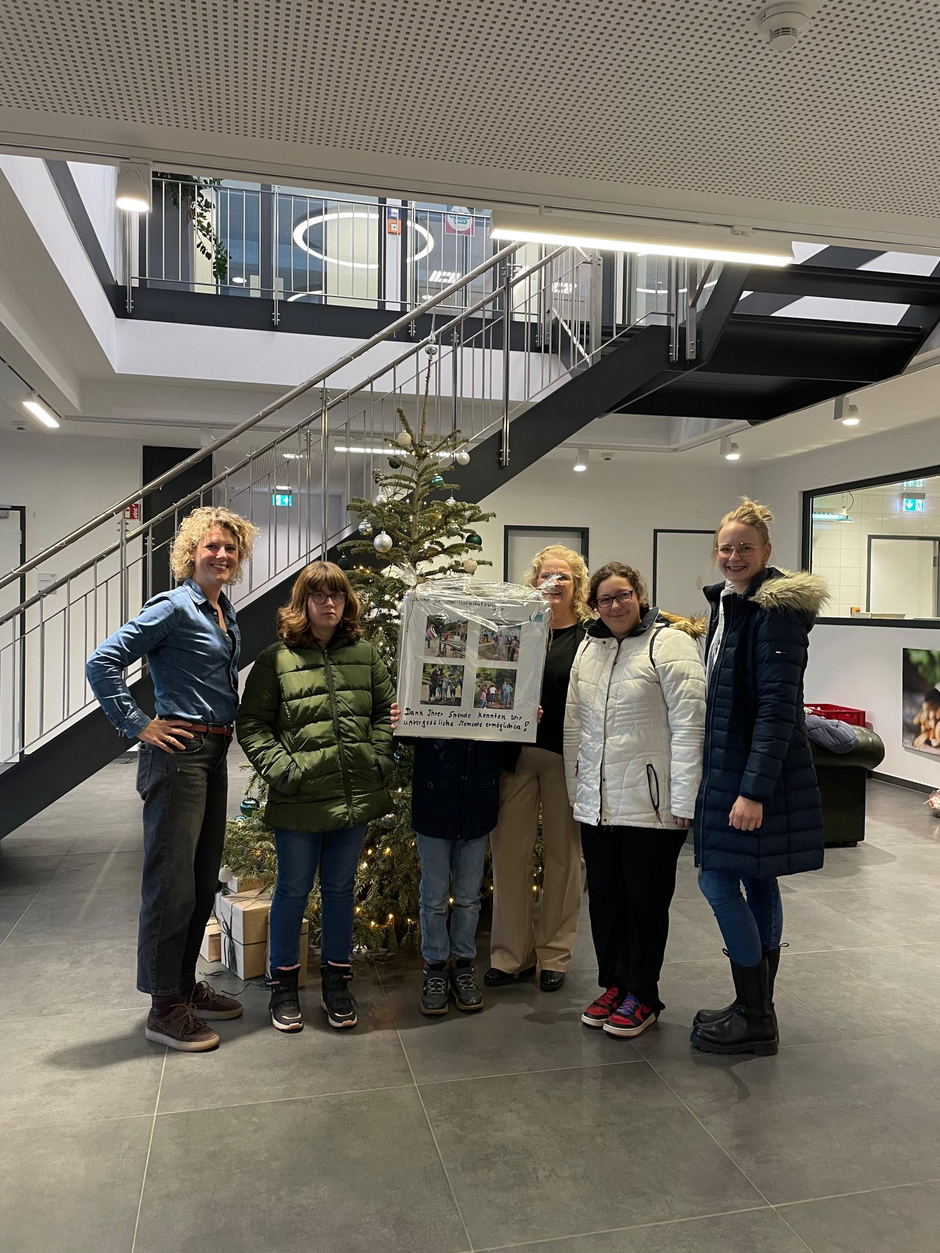1000054059 Auf dem Foto zu sehen sind Kinder und Jugendliche aus der Wohngruppe Haus 8, unsere Mitarbeiterinnen Sarah Backhaus und Bianca Sperveslage sowie Andrea Rausch, Geschäftsführerin der Food Fox GmbH.
