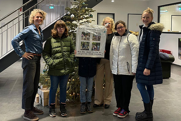 Auf dem Foto zu sehen sind Kinder und Jugendliche aus der Wohngruppe Haus 8, unsere Mitarbeiterinnen Sarah Backhaus und Bianca Sperveslage sowie Andrea Rausch, Geschäftsführerin der Food Fox GmbH.