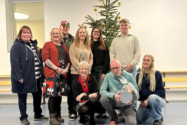 Im Dezember 2025 wurde Herr Stephan Hegger für seine zehnjährige ehrenamtliche Tätigkeit bei der Stiftung St. Vincenzhaus mit einem kleinen Geschenk geehrt.