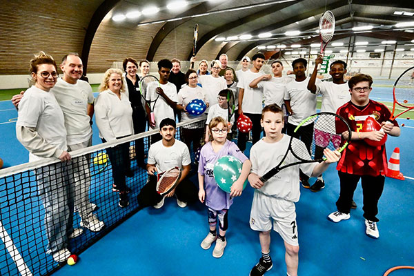 Foto: Kinder und Jugendlichen aus den Wohngruppen Haus 5 und Haus 8, der Wohngruppe St. Michaelstraße sowie der Tagesgruppe Mittendrin.