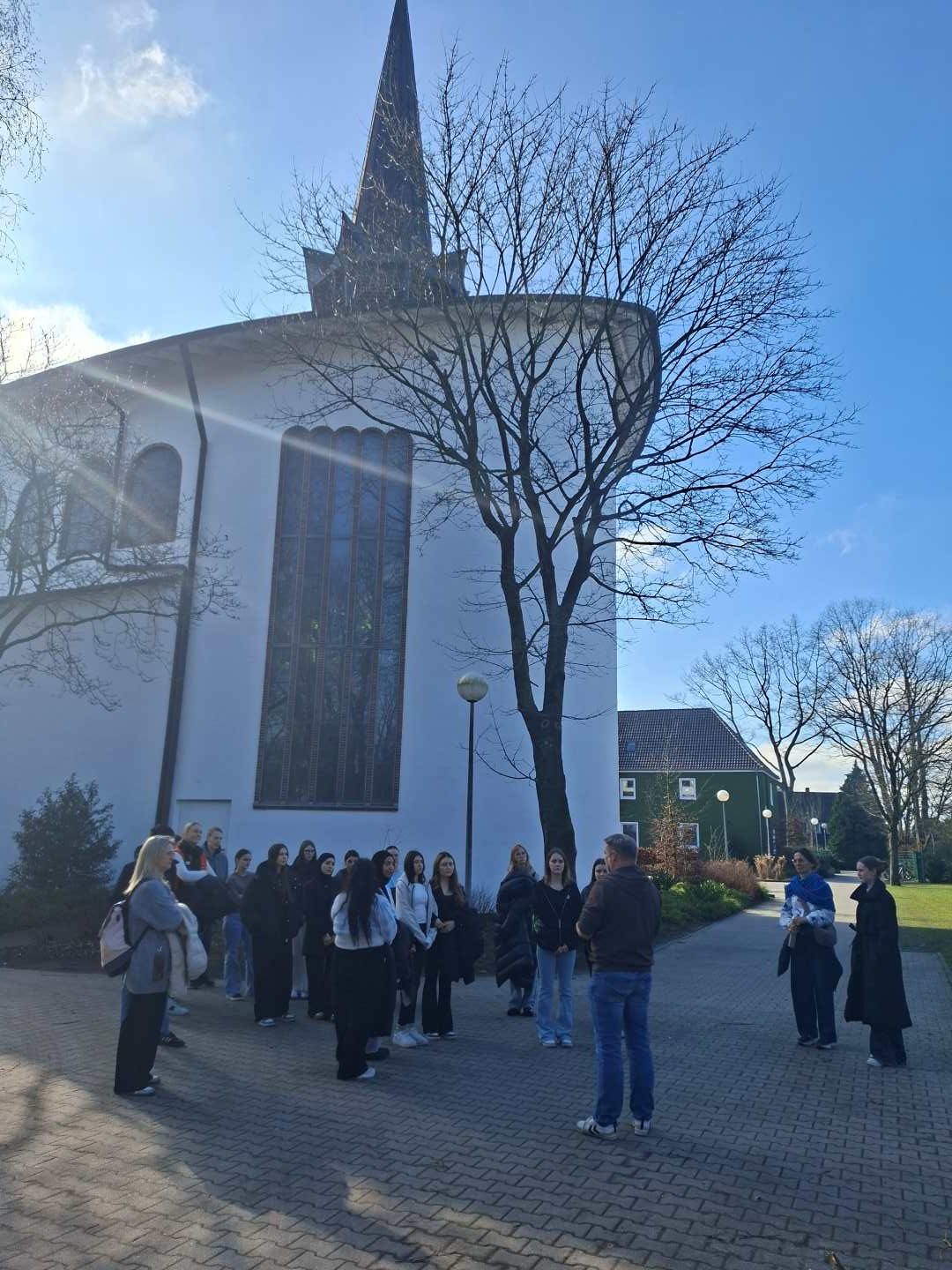Besichtigung der Stiftung St. Vincenzhaus 1 Schülerinnen und Schüler besuchen die Stiftung St. Vincenzhaus