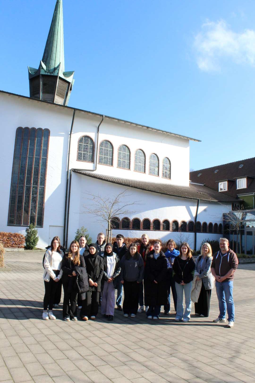 Besichtigung der Stiftung St. Vincenzhaus 2 Schülerinnen und Schüler besuchen die Stiftung St. Vincenzhaus / Gruppenfoto