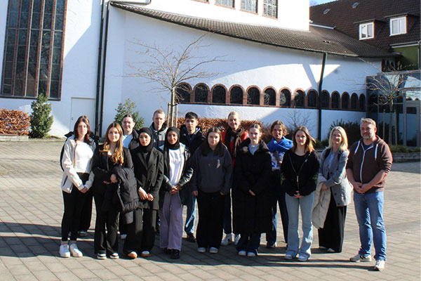 Schülerinnen und Schüler besuchen die Stiftung St. Vincenzhaus