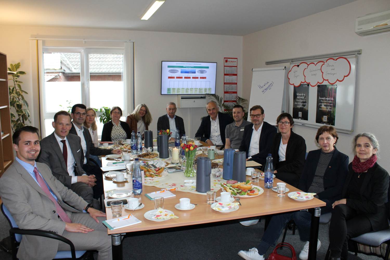 Gruppenfoto 1 Vertreterinnen und Vertreter aus Politik, Medizin, Suchthilfe und Prävention trafen sich auf Einladung der Stiftung St. Vincenzhaus zum Fachgespräch über aktuelle Herausforderungen und Perspektiven der Suchthilfe im ländlichen Raum.