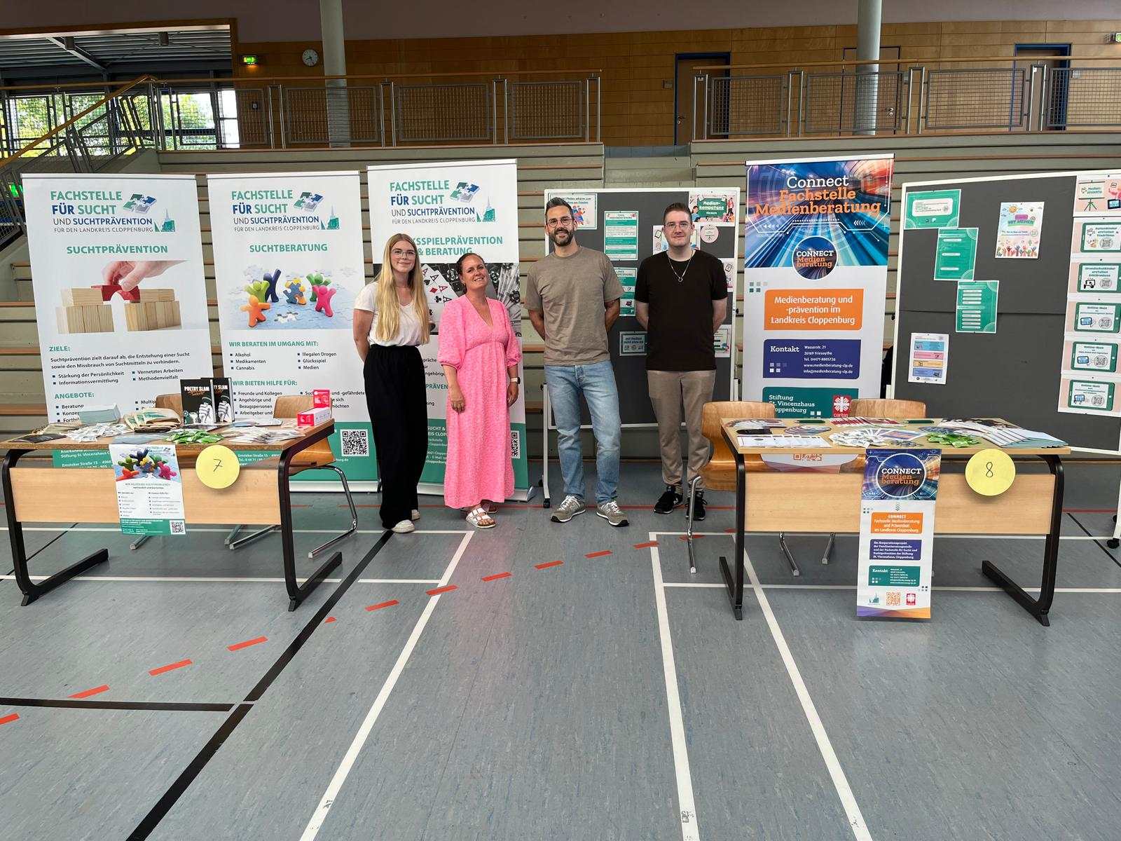 Fachstelle für Sucht und Suchtprävention Die Ansprechpartner der Familienberatung waren Rainer Bernholt und Heike Dalinghaus. Für die Fachstelle für Sucht und Suchtprävention nahmen Lea Funk, Lars Möller, Manfred Esters und Daniela Robbers teil. Themenschwerpunkte der fachstelle für Sucht und Suchtprävention waren unter anderem Glücksspielsucht, Suchtprävention sowie die Medienberatung „Connect“.