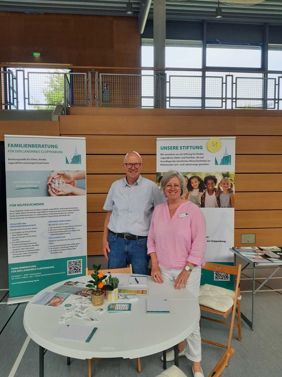 Familienberatung für den Landkreis Cloppenburg Die Ansprechpartner der Familienberatung waren Rainer Bernholt und Heike Dalinghaus. Für die Fachstelle für Sucht und Suchtprävention nahmen Lea Funk, Lars Möller, Manfred Esters und Daniela Robbers teil. Themenschwerpunkte der fachstelle für Sucht und Suchtprävention waren unter anderem Glücksspielsucht, Suchtprävention sowie die Medienberatung „Connect“.