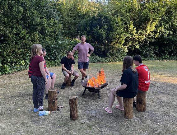 Sommerferienprogramm 1 Zum Abschluss ließ die Wohngruppe die Ferien bei einem gemütlichen Lagerfeuer mit Stockbrot und Würstchen ausklingen.