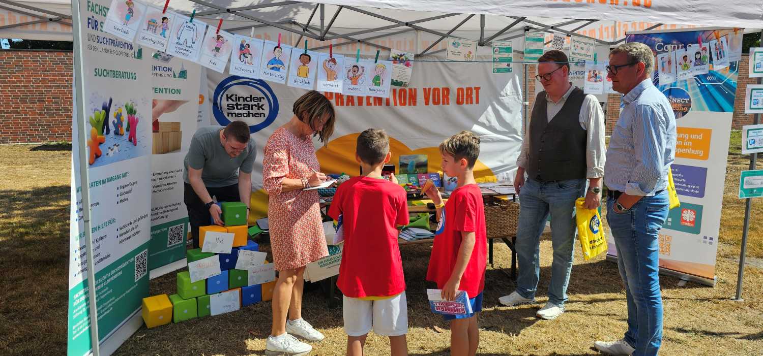 Sommerspektakel 1 Unsere Mitarbeitenden Heike Kläne und Manfred Esters nutzten die Veranstaltung, um mit Kindern und Eltern ins Gespräch zu kommen und über die Themen Suchtprävention und Mediennutzung zu informieren.