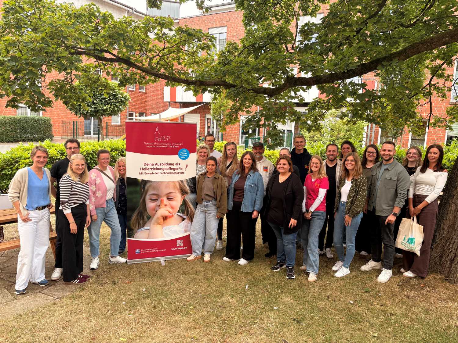 Gruppenfoto vor dem Haupteingang Beim Speed Dating konnten die Schüler*innen verschiedene Träger aus der Region kennenlernen und sich über die unterschiedlichen Möglichkeiten ihrer praktischen Ausbildung informieren.