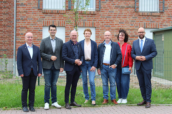 Bildunterschrift (von links): Pfarrer Berthold Kerkhoff, Vorsitzender des Stiftungsrats der Stiftung St. Vincenzhaus; Dr. Sebastian Vaske, Stiftungsvorstand und Geschäftsführer; Bürgermeister Neidhard Varnhorn; Katrin Niehaus, Stiftungsvorstand und stellvertretende Geschäftsführerin; Herr und Frau Peek, Projektpartner, die das Wohnprojekt schlüsselfertig an die Stiftung übergeben haben; Johann Wimberg, Landrat des Landkreises Cloppenburg.