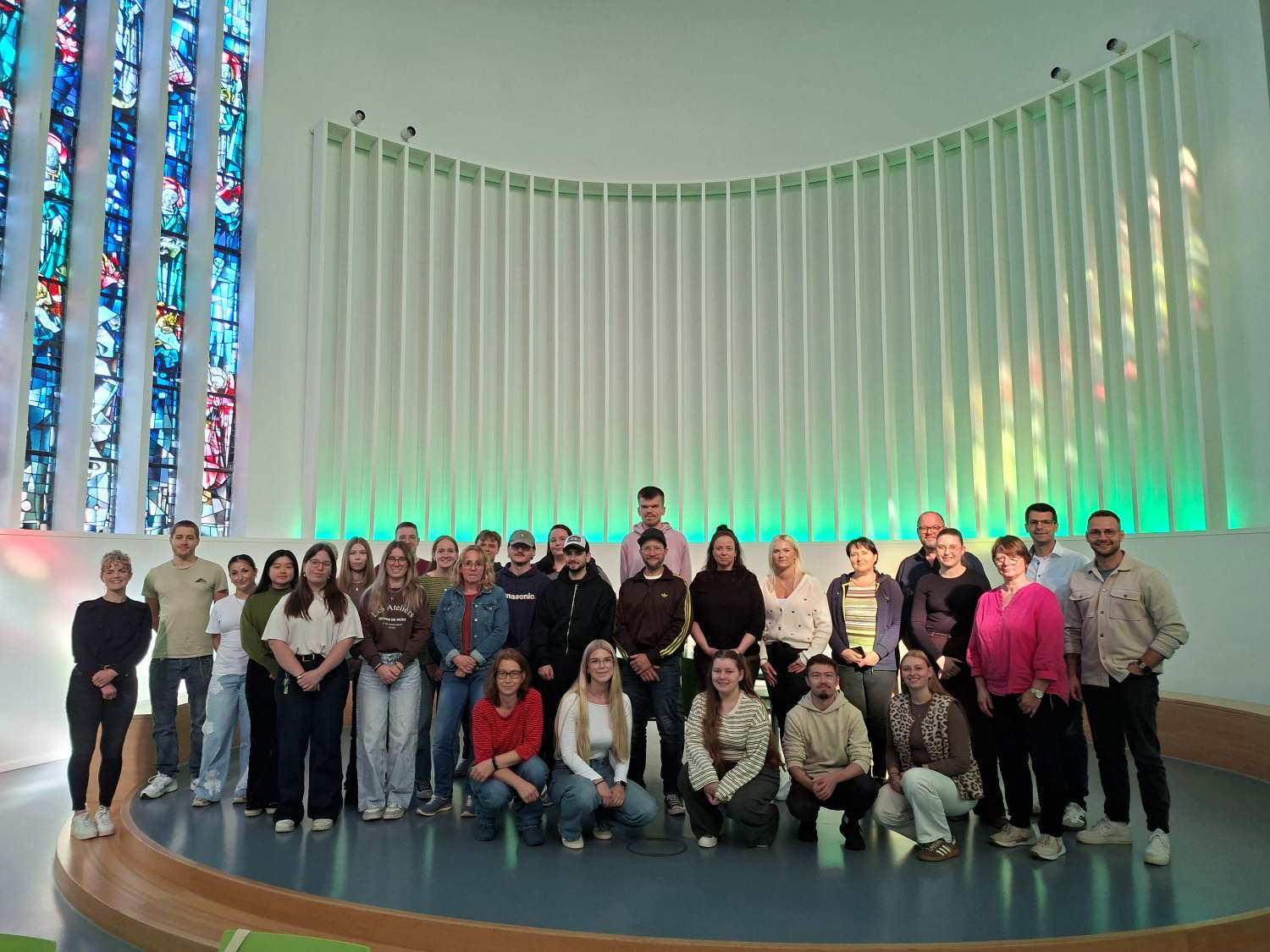 Gruppenbild Rund 40 Kolleginnen und Kollegen nutzten die Gelegenheit, andere neue Mitarbeitende kennenzulernen und einen ersten Einblick in die vielfältigen Aufgaben und Bereiche der Stiftung zu erhalten.