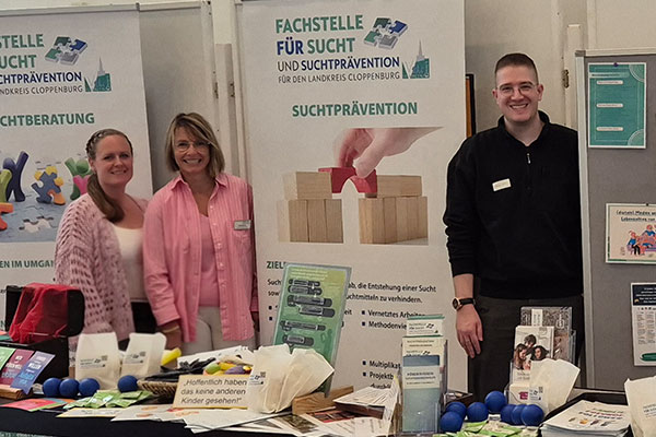 Als Ansprechpartnerinnen und Ansprechpartner standen Heike Kläne, Präventionsfachkraft der Fachstelle Sucht und Suchtprävention, Daniela Robbers, Präventionsfachkraft Glücksspiel der Fachstelle Sucht und Suchtprävention, sowie Manfred Esters von CONNECT – Fachstelle Medienberatung und -prävention zur Verfügung.